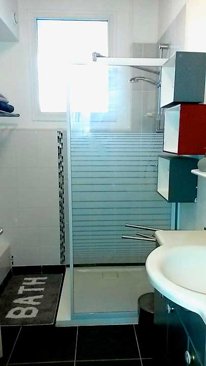 Salle de bain moderne avec douche à l'italienne